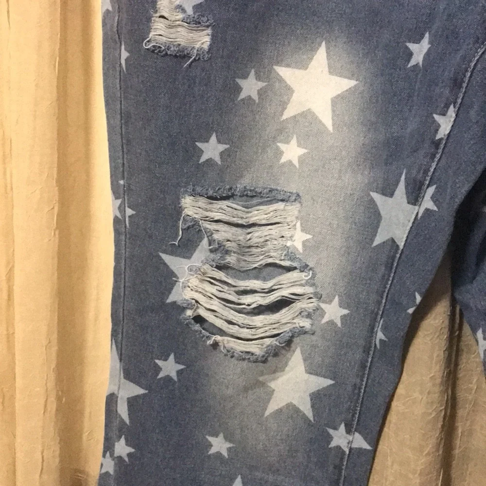 Fashion Plus Distressed Jeans - Picture 4 of 11